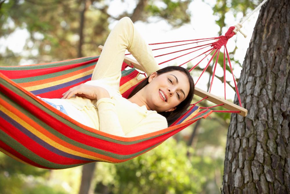 Relaxace v houpací síti ze Shutterstock.com