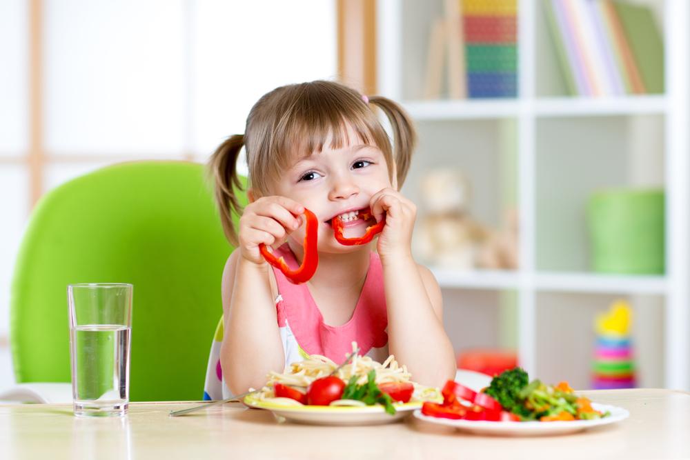 Dítě se učí stravovat v rodině. Jak mu předat zdravé návyky?