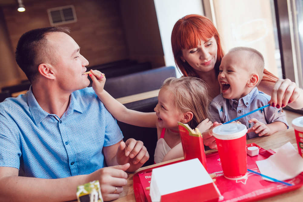 Rodina ve fastfoodu ze Shutterstock.com