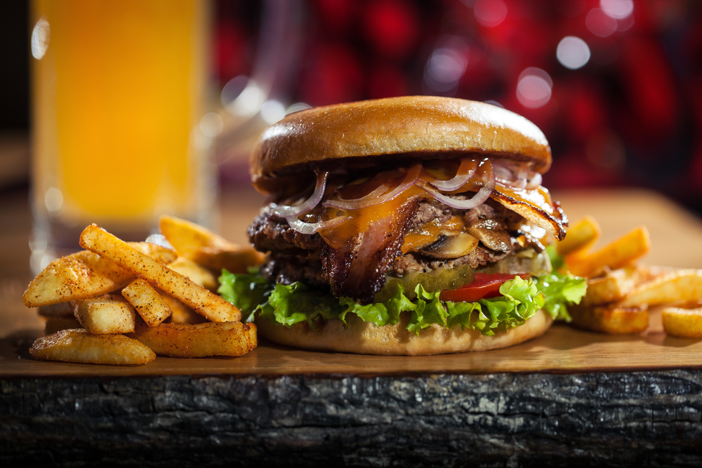 Burger+hranolky ze Shutterstock.com