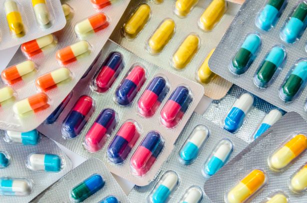 Antibiotika často vyvolají průjem. Jak se tomu ubránit?