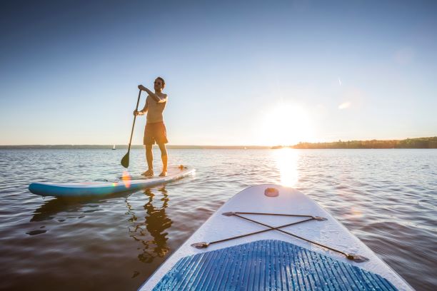 Léto na paddleboardu - zábava s bonusem pevného a štíhlého těla