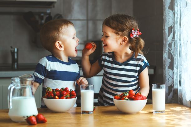 Studie potvrzuje: plnotučné mléko u dětí snižuje sklon k obezitě!