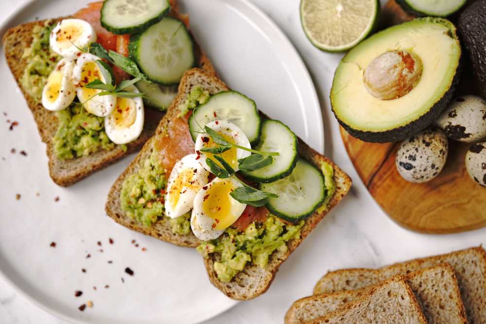 Avokádový toast s lososem a křepelčími vejci