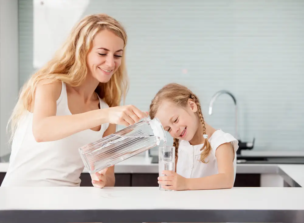 maminka s dcerou pijící vodu