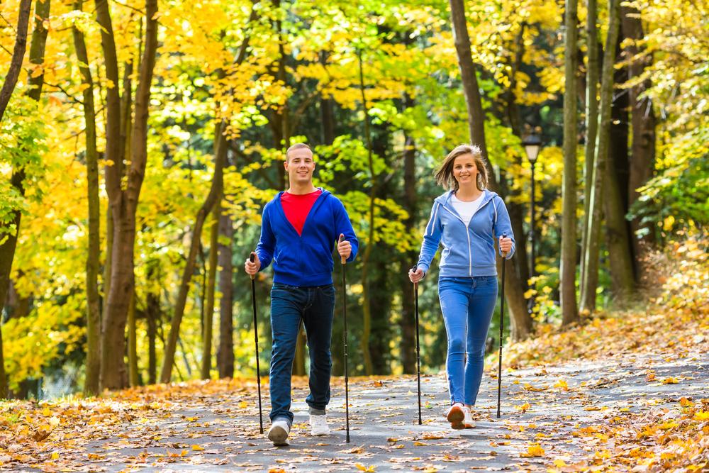 žena a muž provozující nordic walking