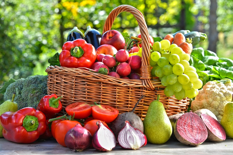 koš s ovocem a zeleninou