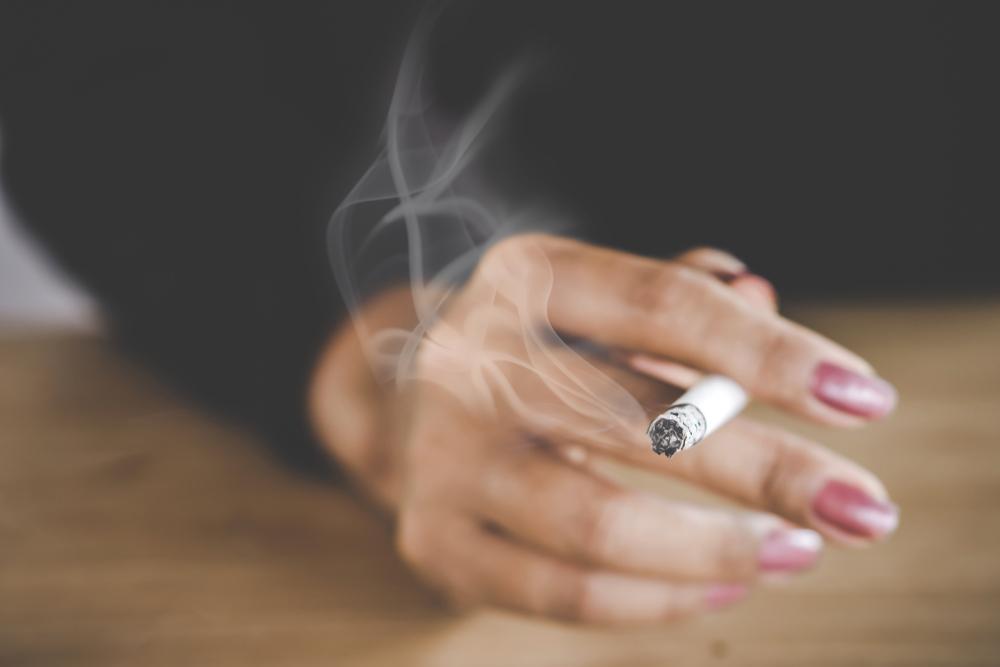 žena kouřící cigaretu