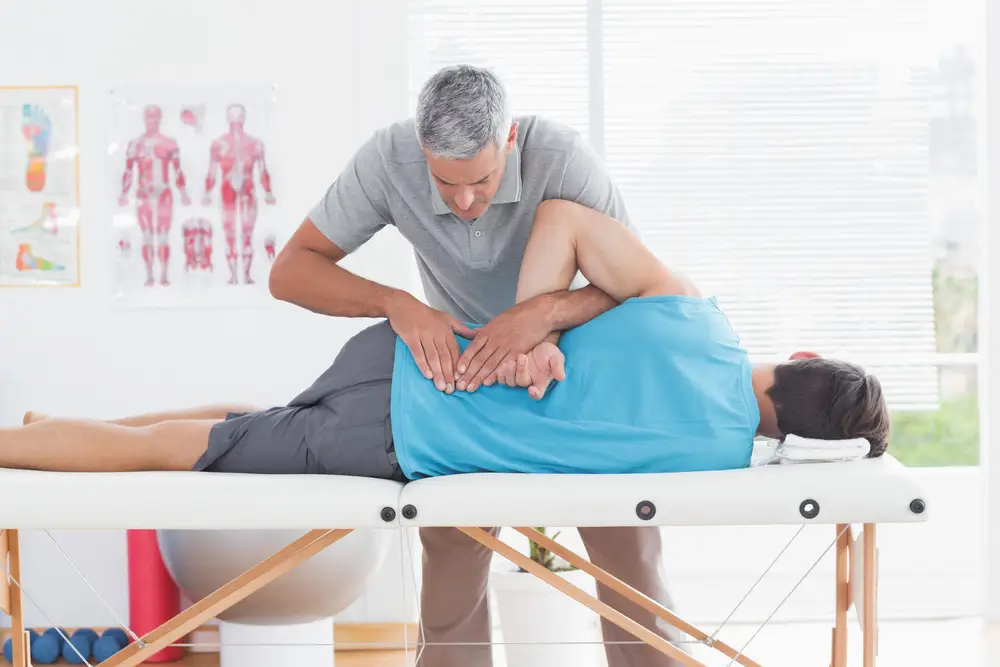 fyzioterapeut cvičí s pacientem