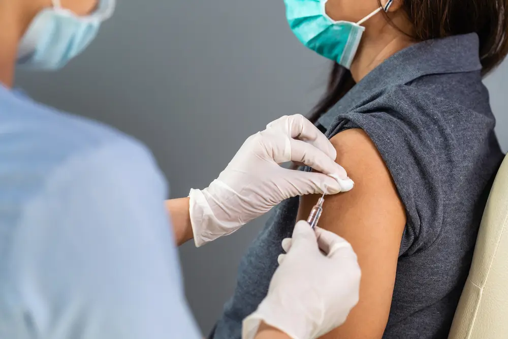 žena dostává očkování