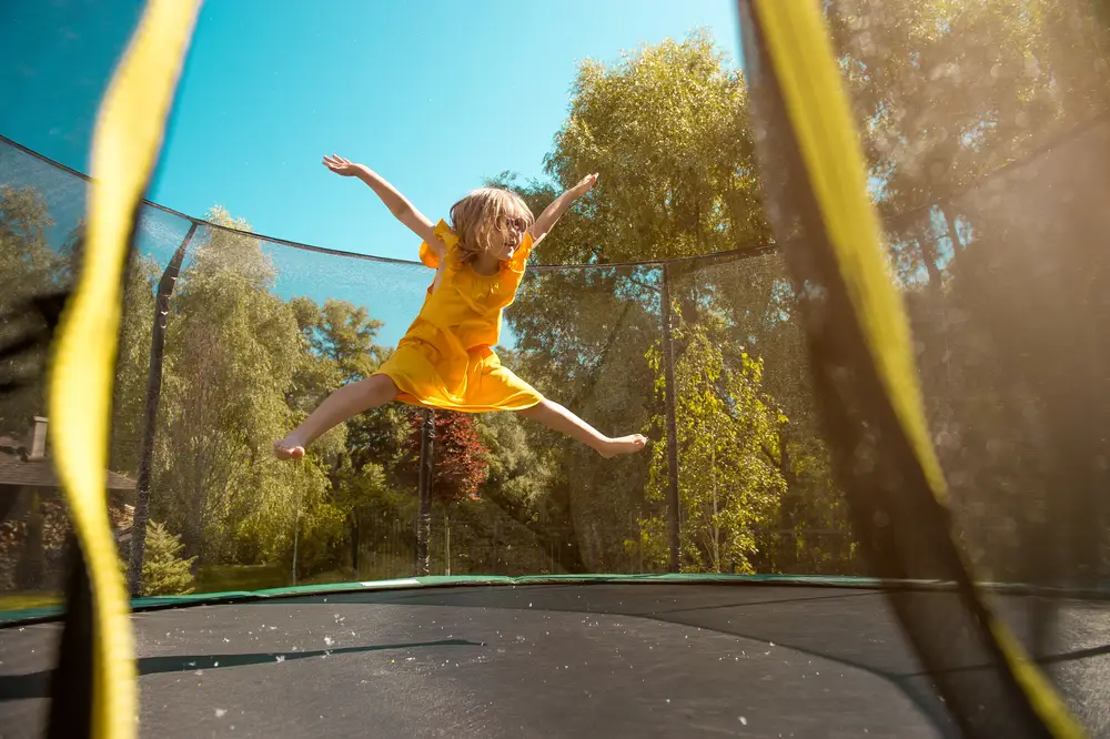 Trampolína, zdánlivě bezpečná zábava pro děti. Úrazů přitom každý rok přibývá