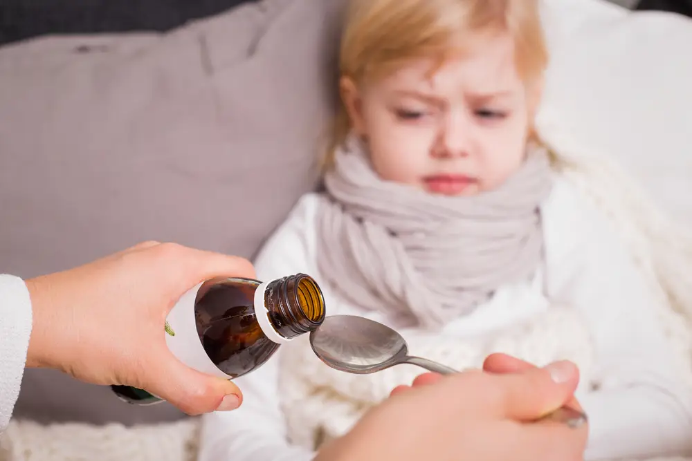 nemocné dítě bere antibiotika