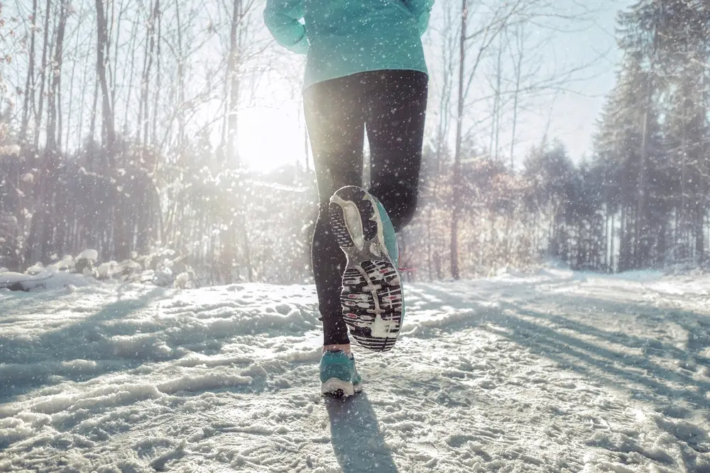 běžící žena v zimě