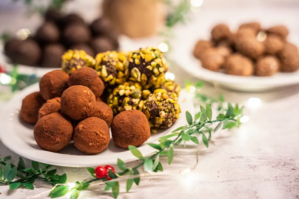 Skvělé recepty na nepečené vánoční cukroví s avokádem, arašídovým máslem a kokosem