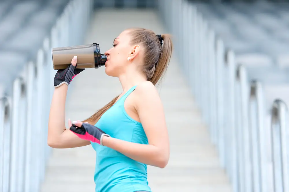žena popíjející proteinový drink