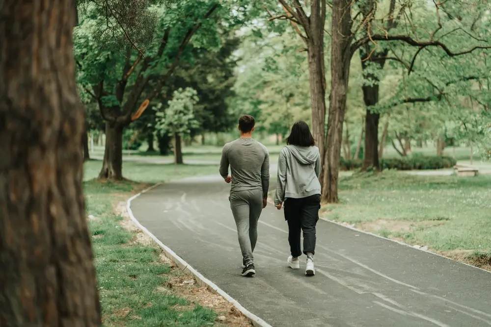 muž a žena na procházce