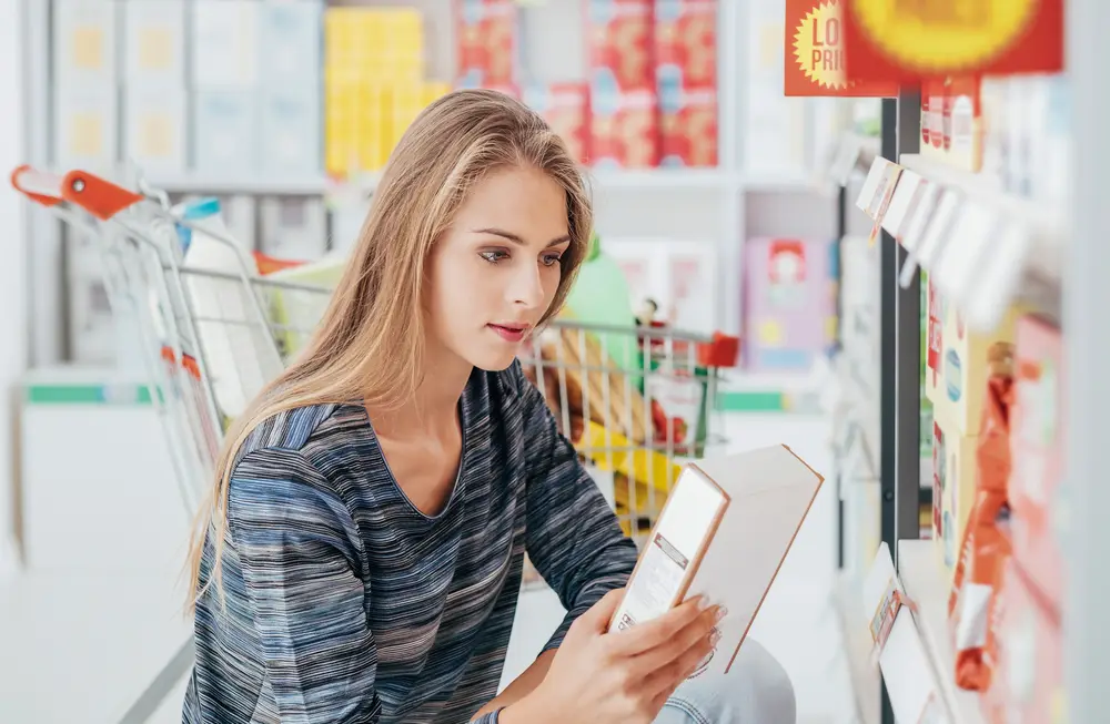 žena čte složení výrobku při nákupu