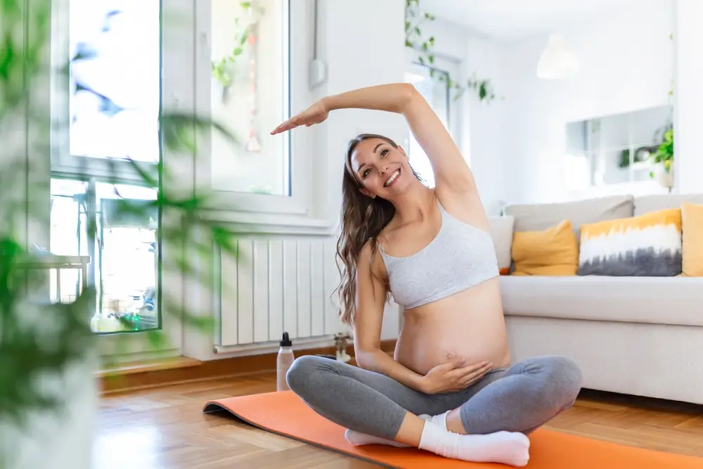 těhotná žena cvičící jógu