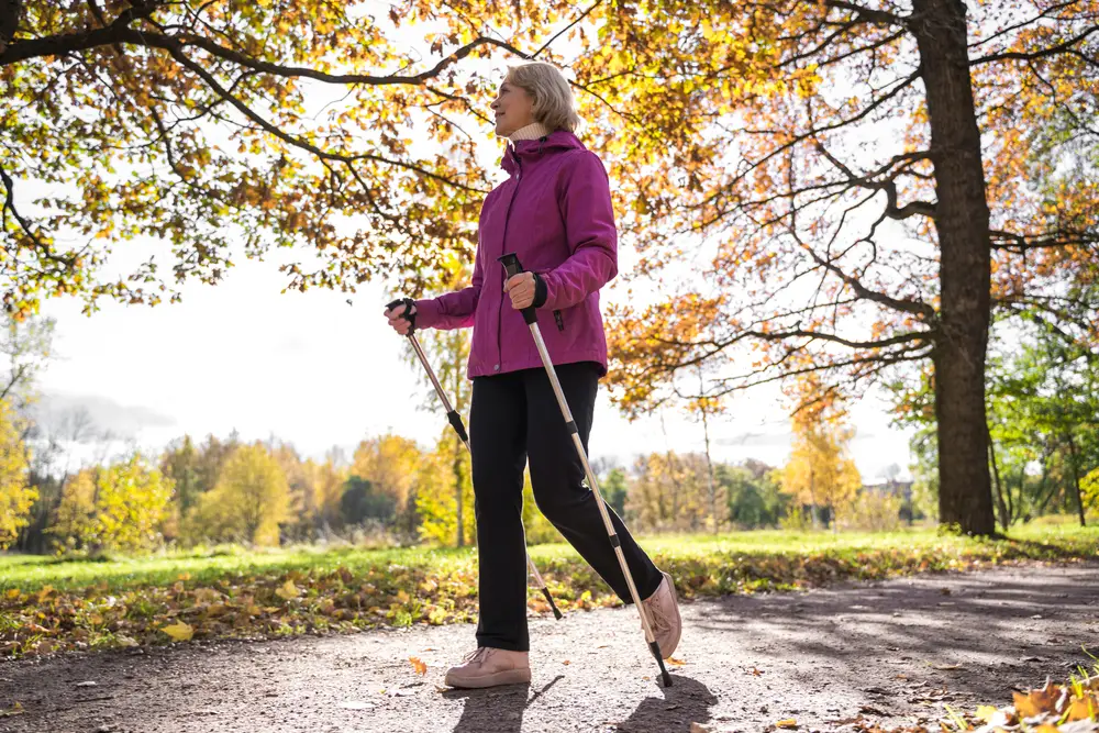 žena s nordic walking holemi