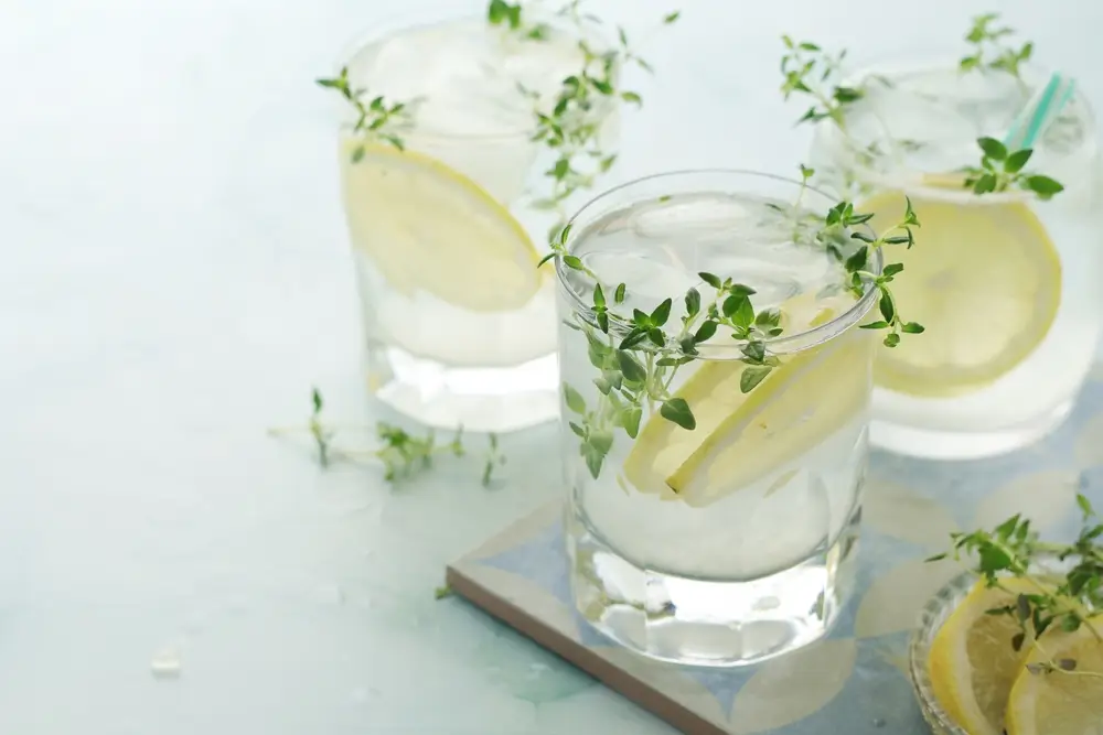 domácí limonáda s citronem a tymiánem