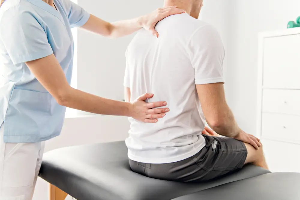 muž u fyzioterapeuta