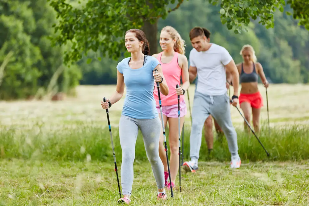 skupinka lidí provozující nordic walking