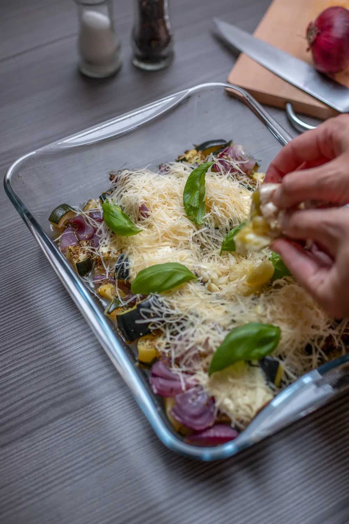 Pečená cuketa s cibulí a parmezánem v jednom pekáči