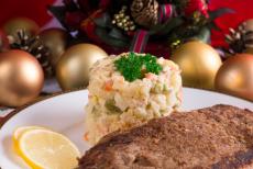Odlehčená vánoční klasika – obalovaný kapr s bramborovým salátem