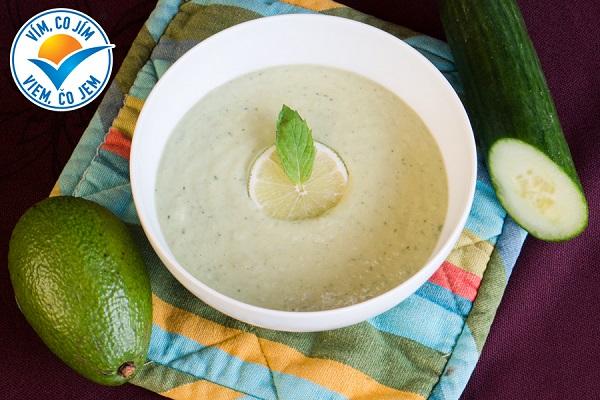 Okurkové gazpacho s avokádem