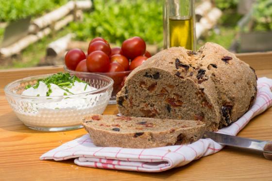 Upečte si celozrnný chléb se sušenými rajčaty a olivami