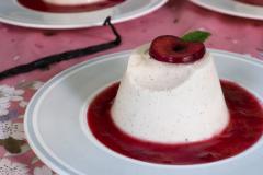 Recept: Vanilková panna cotta s třešňovou omáčkou